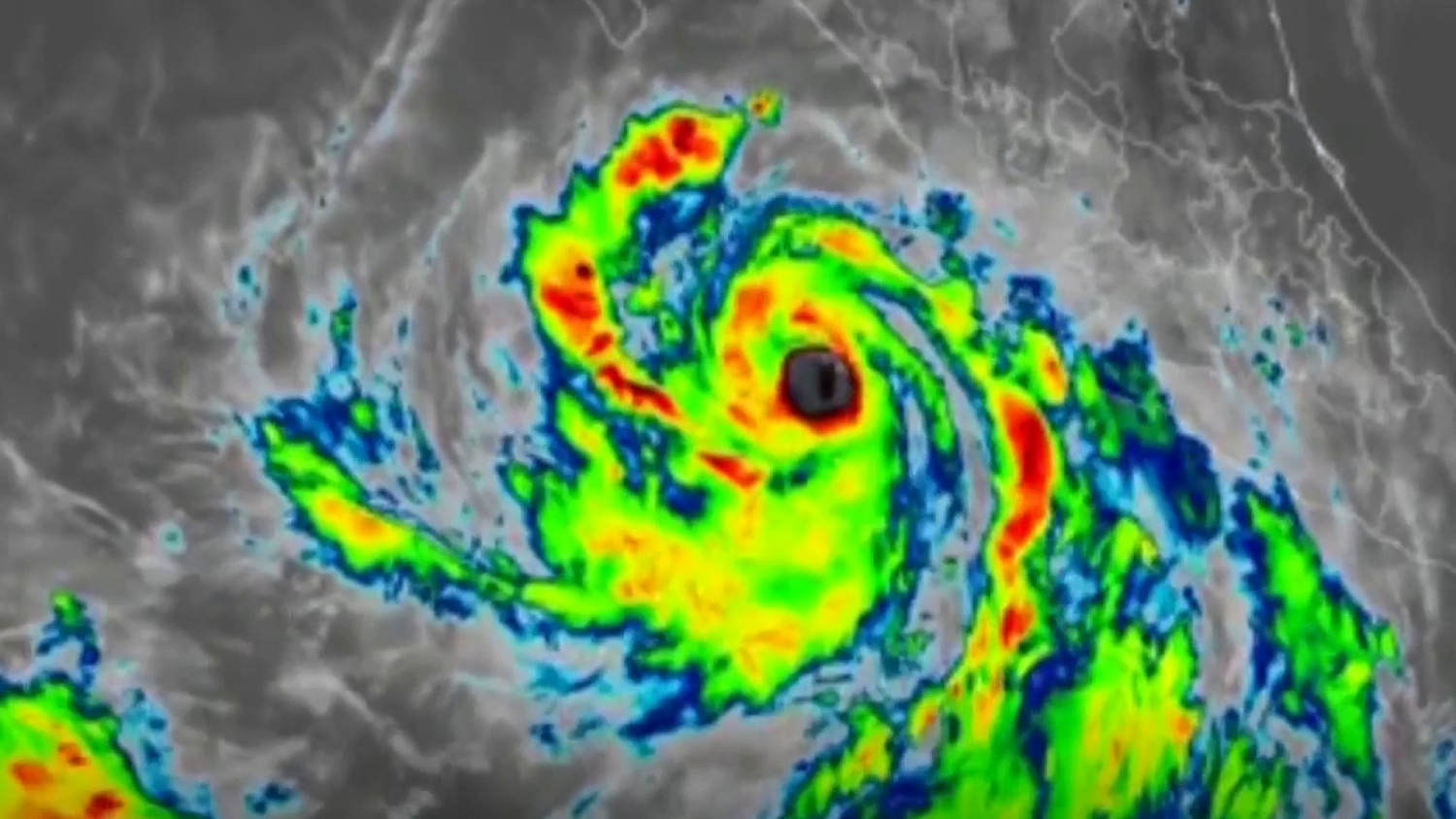 El huracán Rachel se intensifica y tiene en alerta a autoridades mexicanas