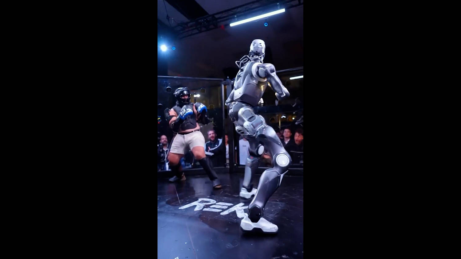 Robot humanoide y humano miden fuerzas en una pelea