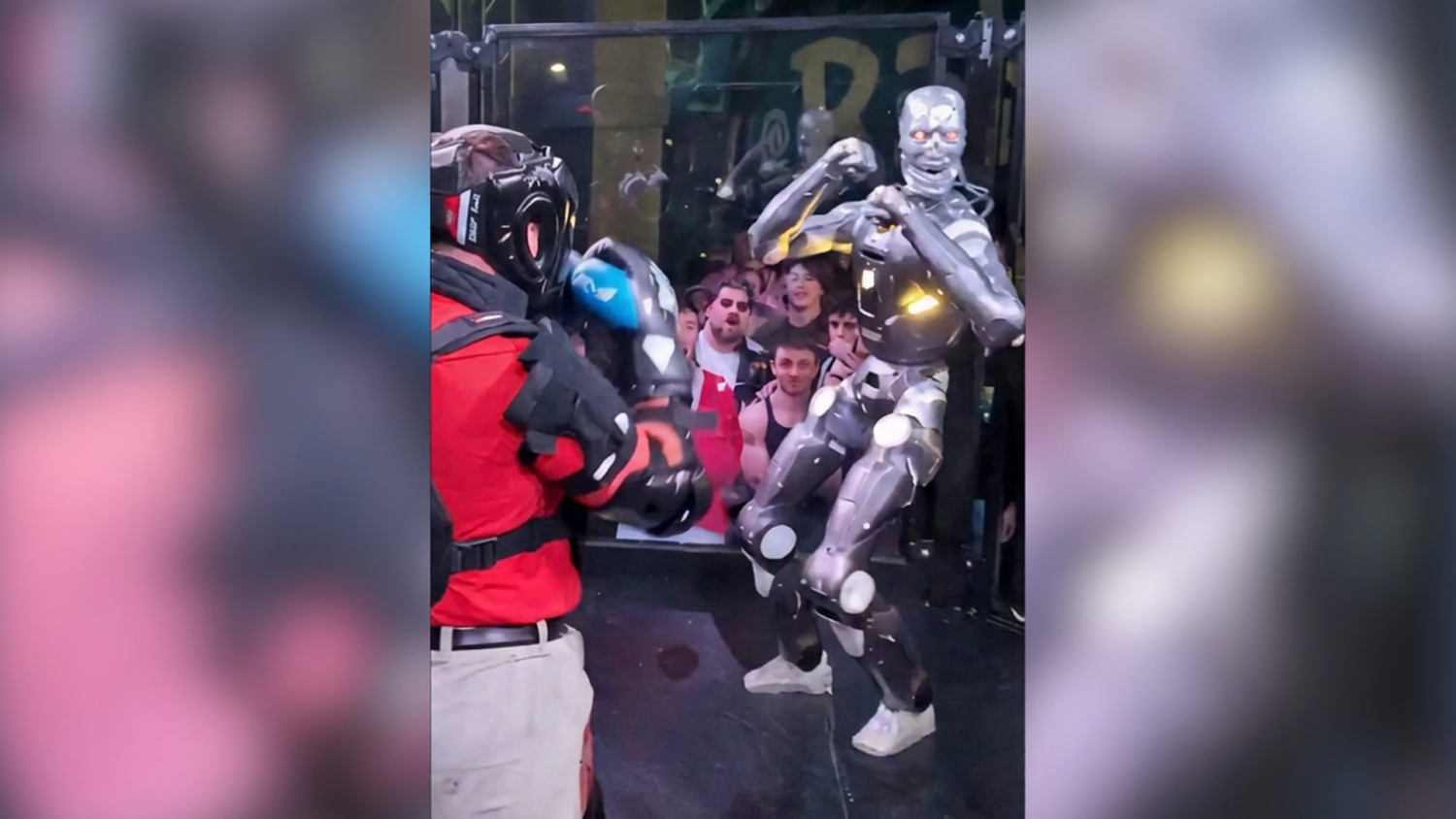 Así fue el combate entre un 'influencer' y un robot humanoide que funciona a control remoto