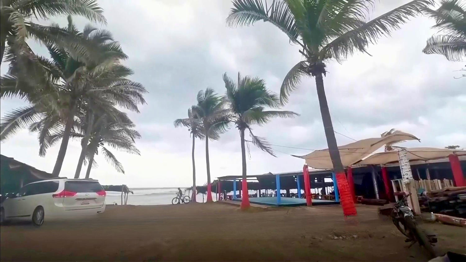 Cierran puertos y suspenden clases por el impacto del huracán Polo en México