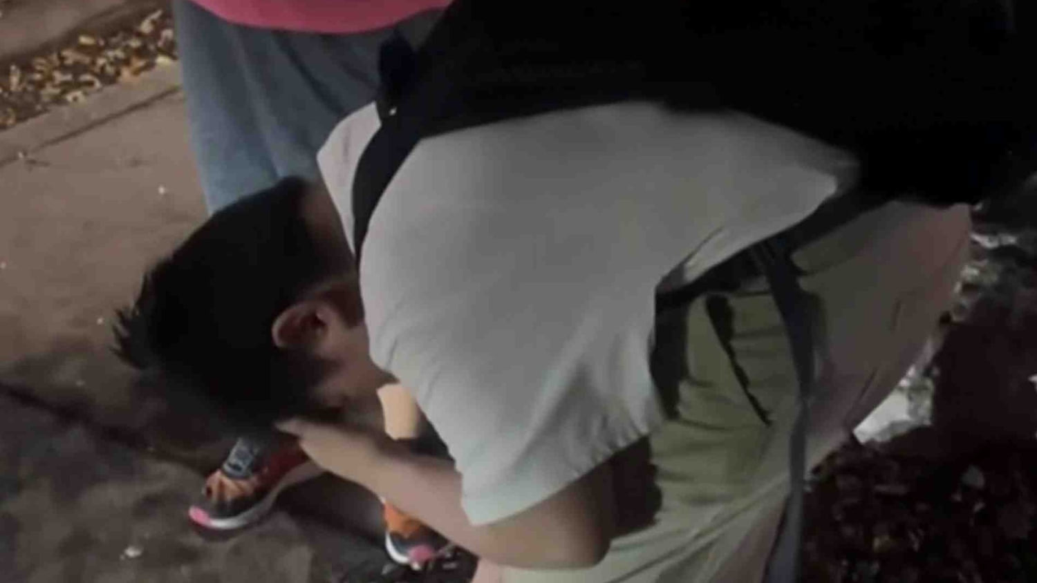 En Texas un niño se queda solo y llora desconsolado luego de que ICE arresta a su mamá