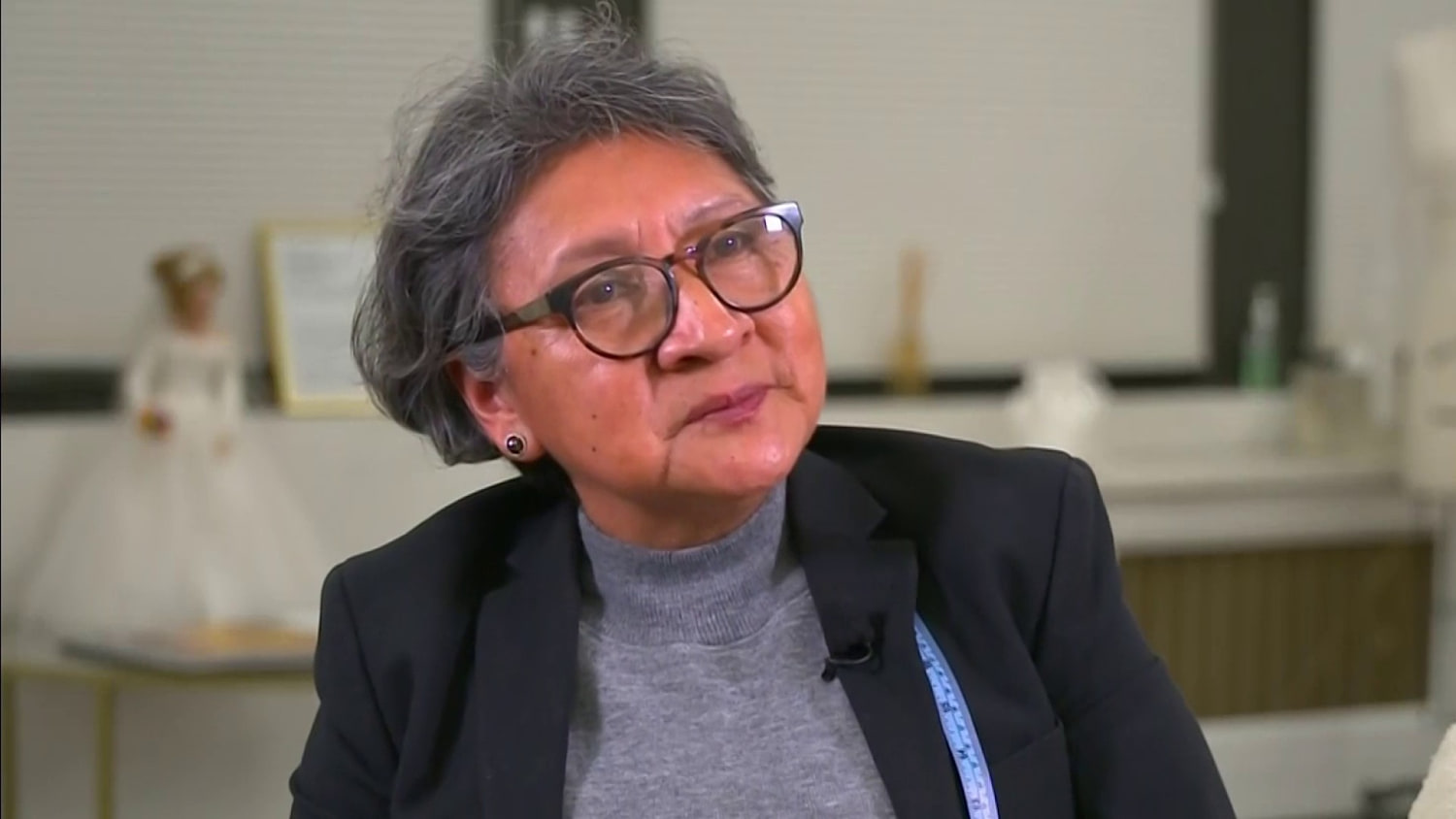 Esta mujer hispana llegó a EE.UU. hace 40 años y hoy lidera su estudio de vestidos de novia