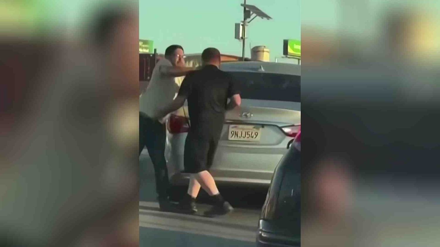 En México arrestan a una pareja que agredió a un estadounidense de 63 años en una discusión vial