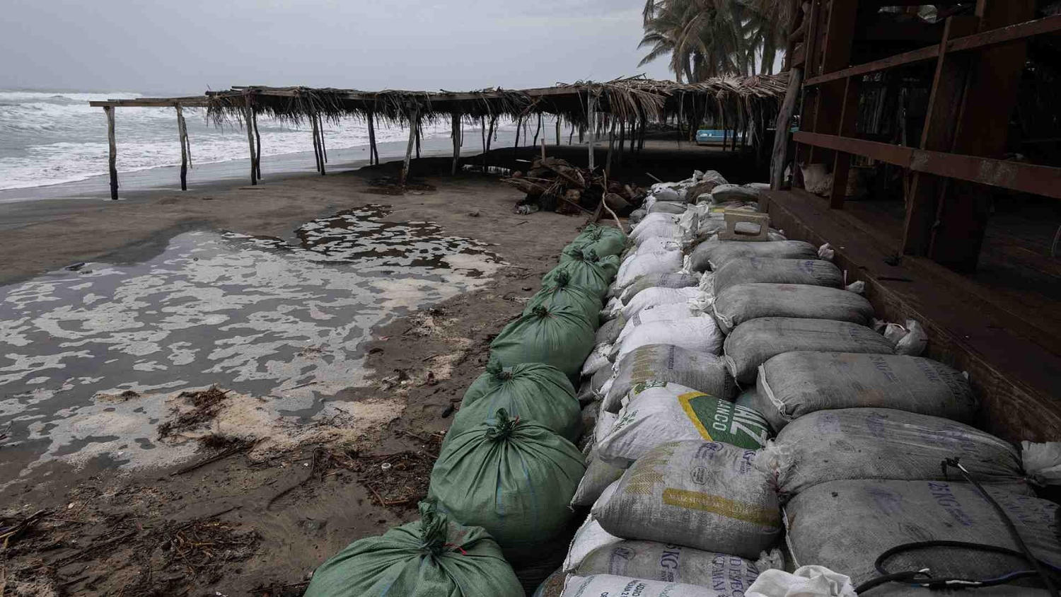 El huracán Rachel de categoría 3 causa estragos en las costas del Pacífico de México