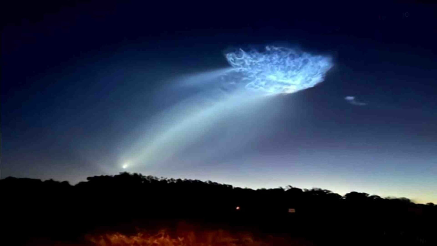 Una medusa espacial se formó en el cielo durante el lanzamiento de un cohete de SpaceX