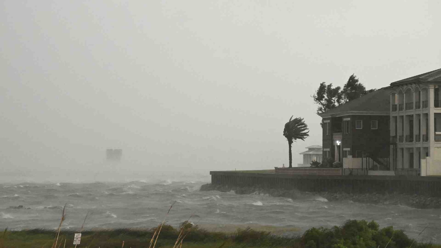 En Pensacola, Florida, más de 400,000 usuarios se quedan sin electricidad por el huracán Isaías