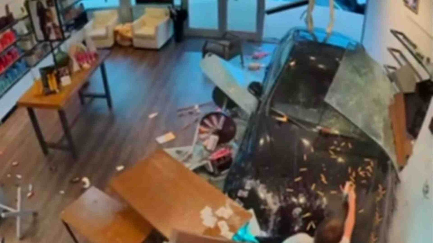 Un auto atraviesa el cristal de una tienda en Florida e impacta a un matrimonio