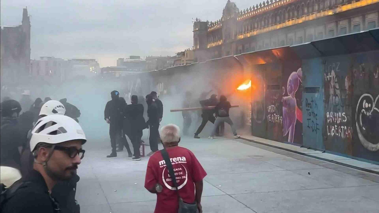 Encapuchados generan caos en la marcha por el 2 de Octubre en México