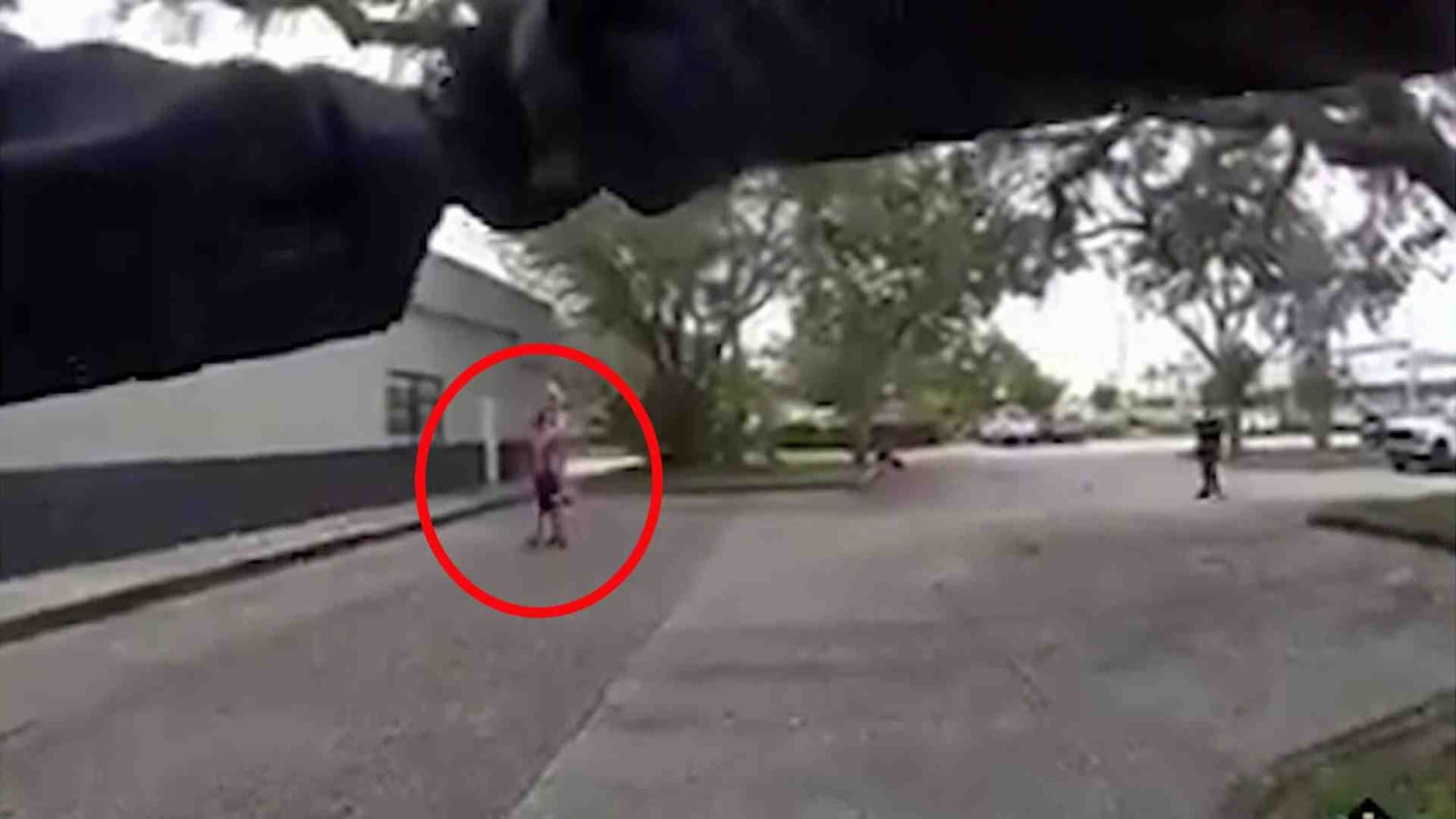 Un policía de Florida abate a un hombre armado con un cuchillo afuera de un negocio
