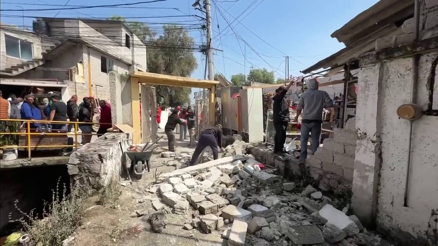 La explosión de dos pipas deja 10 casas en ruinas y varios autos calcinados en el Estado de México
