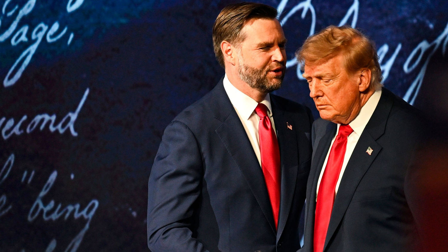 Trump y Vance arrecian sus esfuerzos de campaña en estados que eran seguros para los republicanos