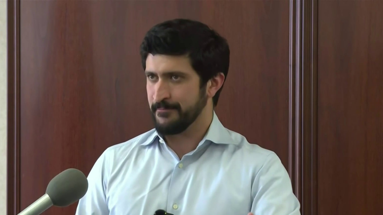Aún tiene la bala en el cuerpo: congresistas denuncian la atención al venezolano baleado por ICE