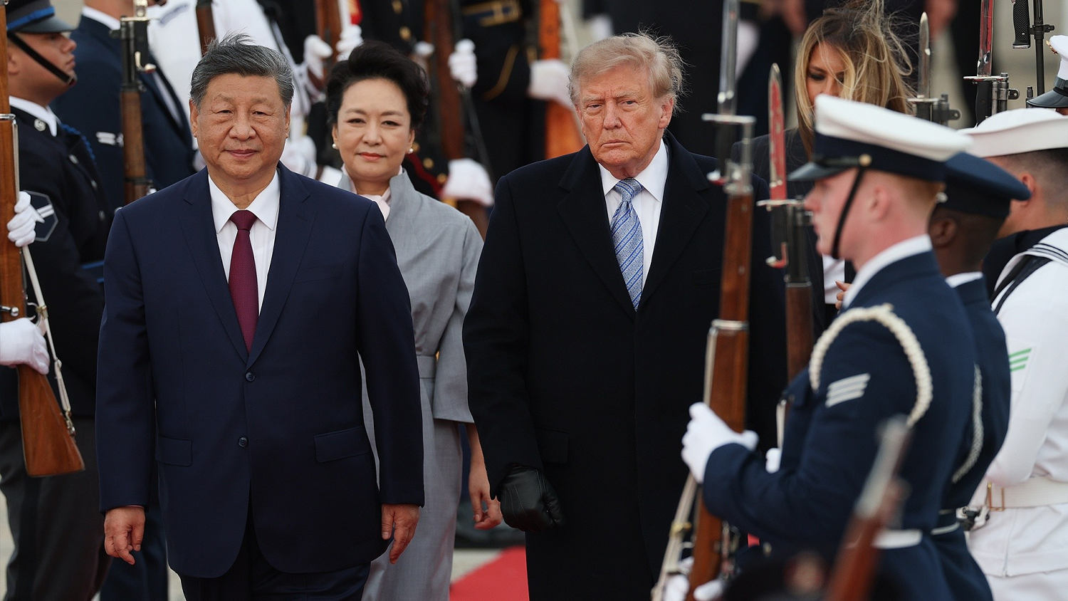 En una rara ruptura del protocolo, Trump recibe a Xi con honores en el aeropuerto