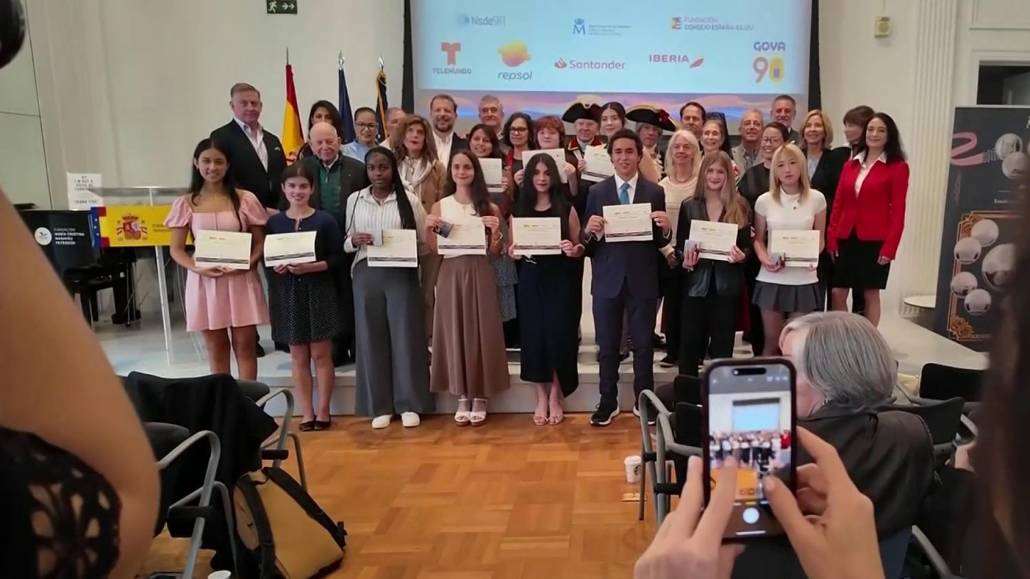 Varios jóvenes hispanos hablan del orgullo de sus orígenes en el concurso literario Raíces