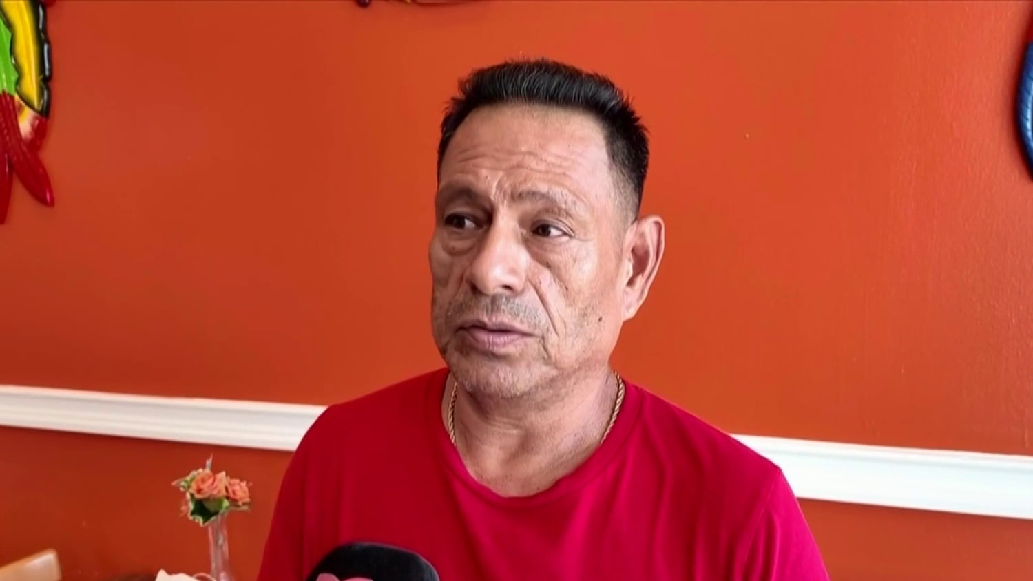 Los dueños de un restaurante frente al que ocurrieron arrestos de ICE dicen que sus ventas cayeron