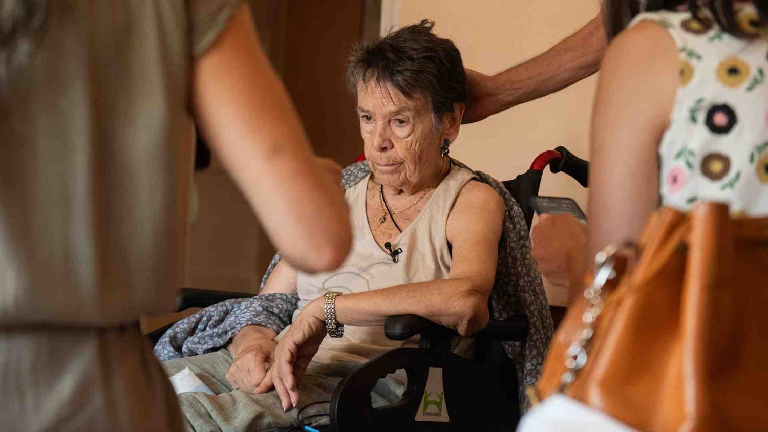 Hablamos con una vecina de la anciana española cuyo dramático desalojo desató protestas