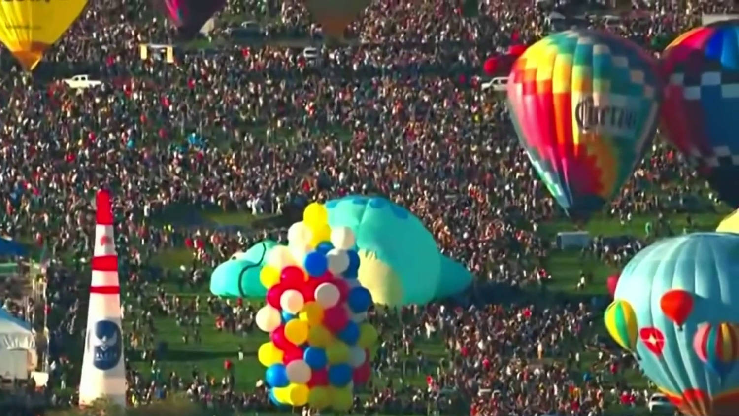 Más de 100 globos aerostáticos con formas especiales participan en un festival en Albuquerque