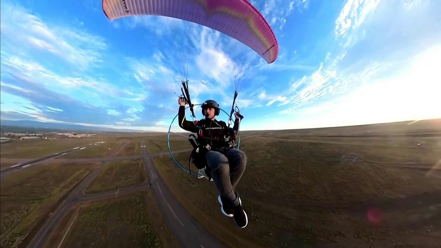 Un controlador aéreo de Colorado vuela en paramotor a su trabajo