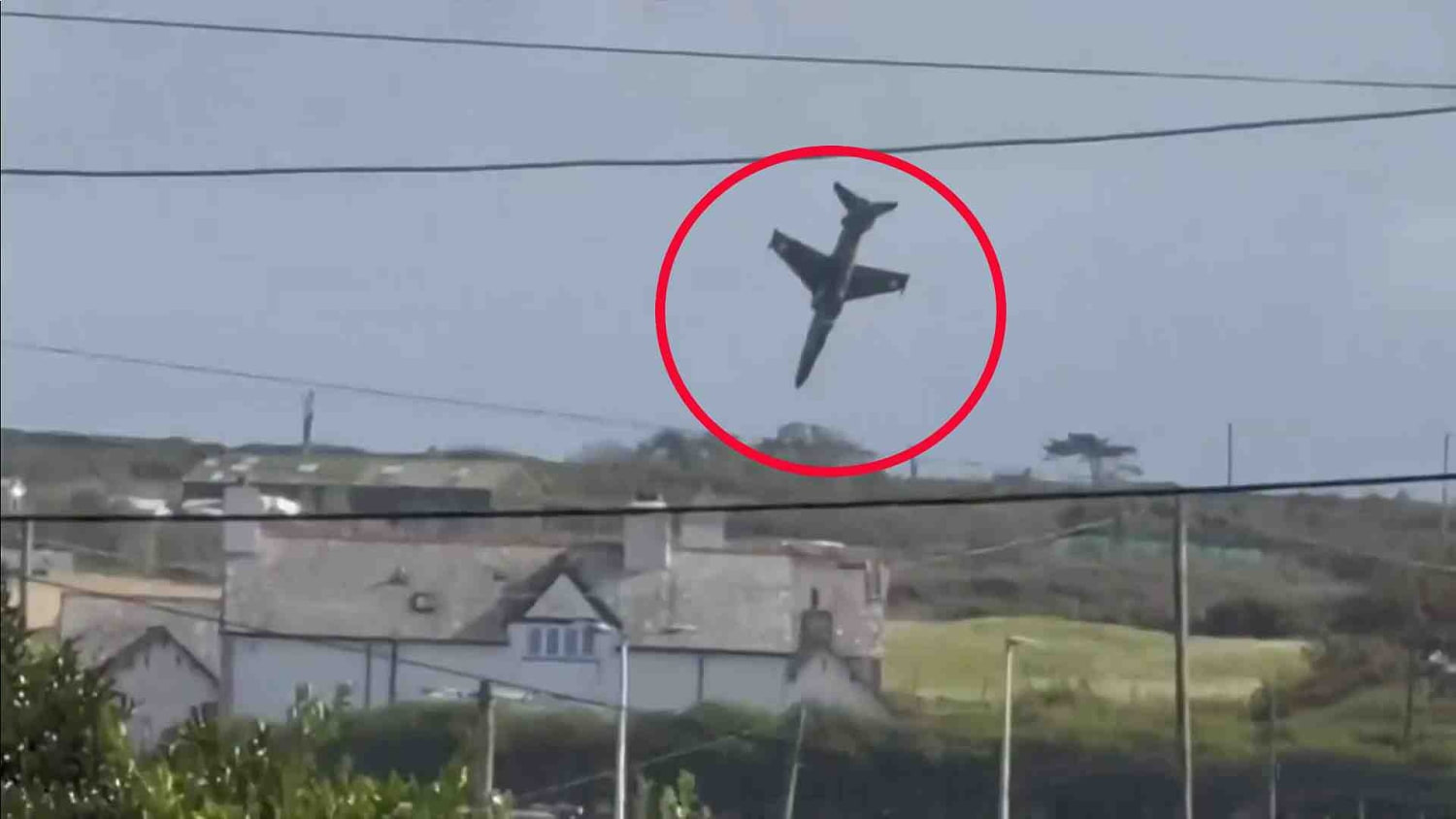 Dos pilotos se eyectan segundos antes de que un avión militar se estrelle y explote en Gales