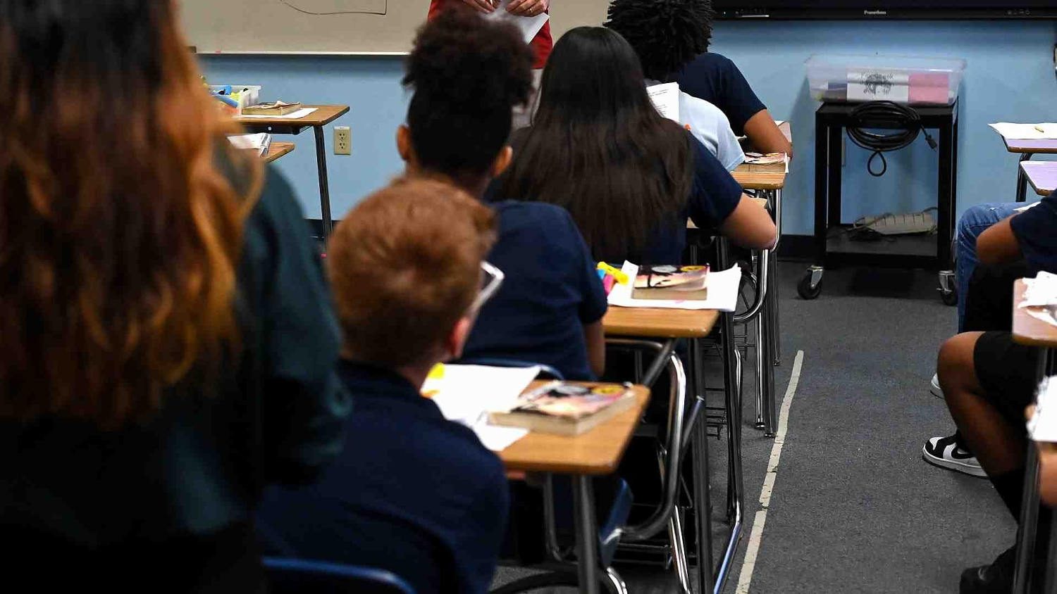 Investigación revela que estudiantes de secundaria en Arizona trafican armas para cárteles
