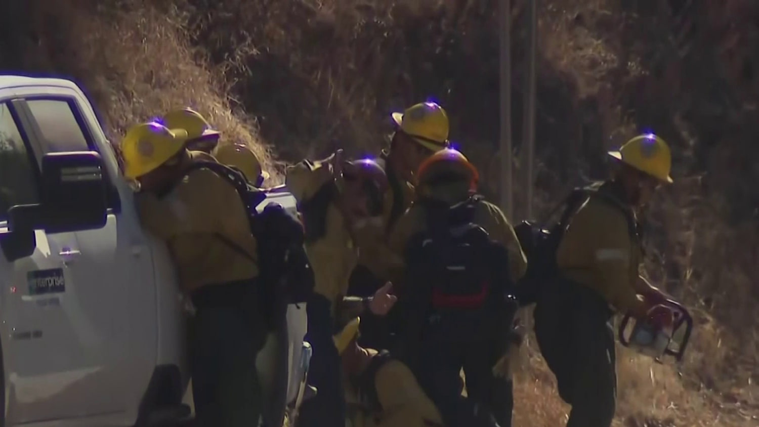 Un incendio forestal obliga a evacuar zonas cerca de Santa Clarita, California