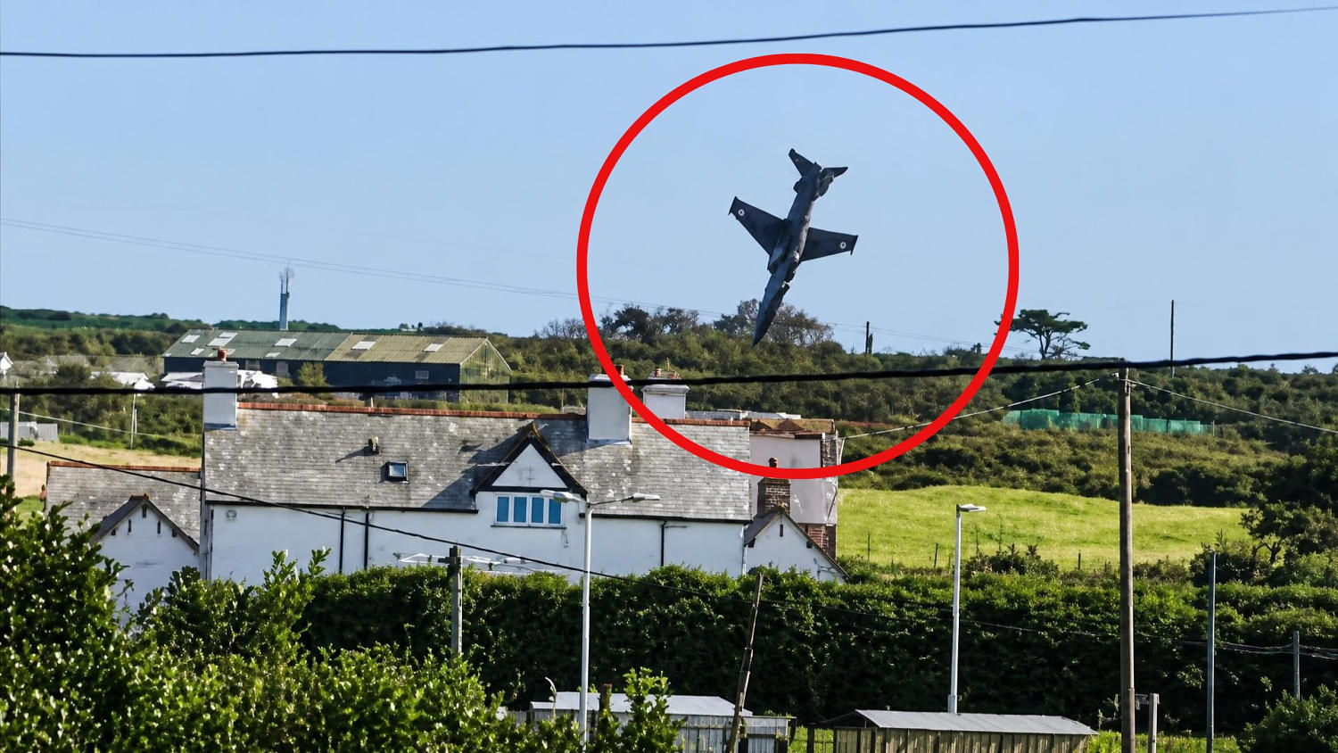 Vea cómo dos pilotos lograron salir de un avión de la Fuerza Aérea Británica a punto de estrellarse