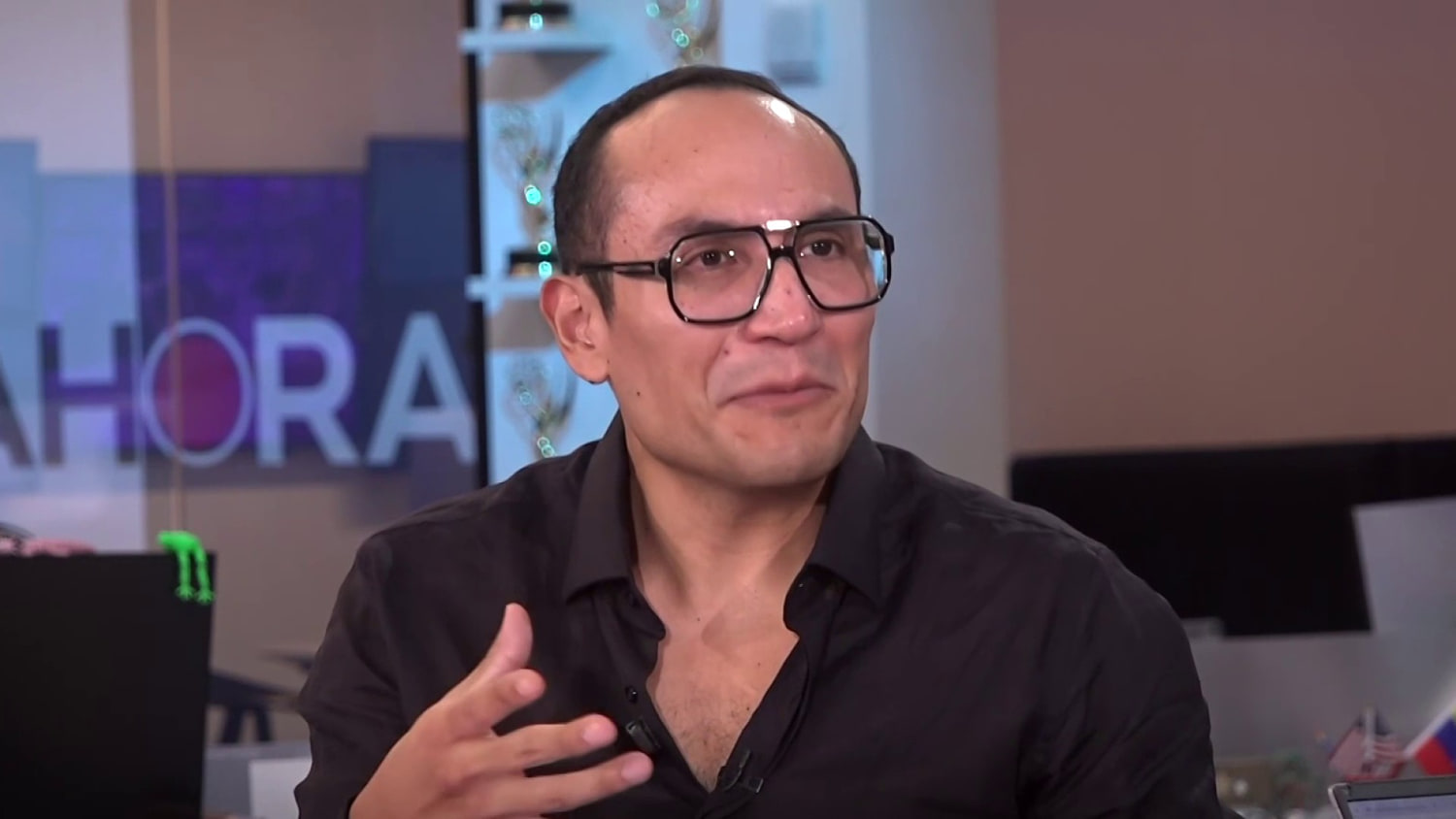 Adalberto Ortiz Dávalos presenta sus libros ‘Juan el inconstante’ y ‘Las luciérnagas’