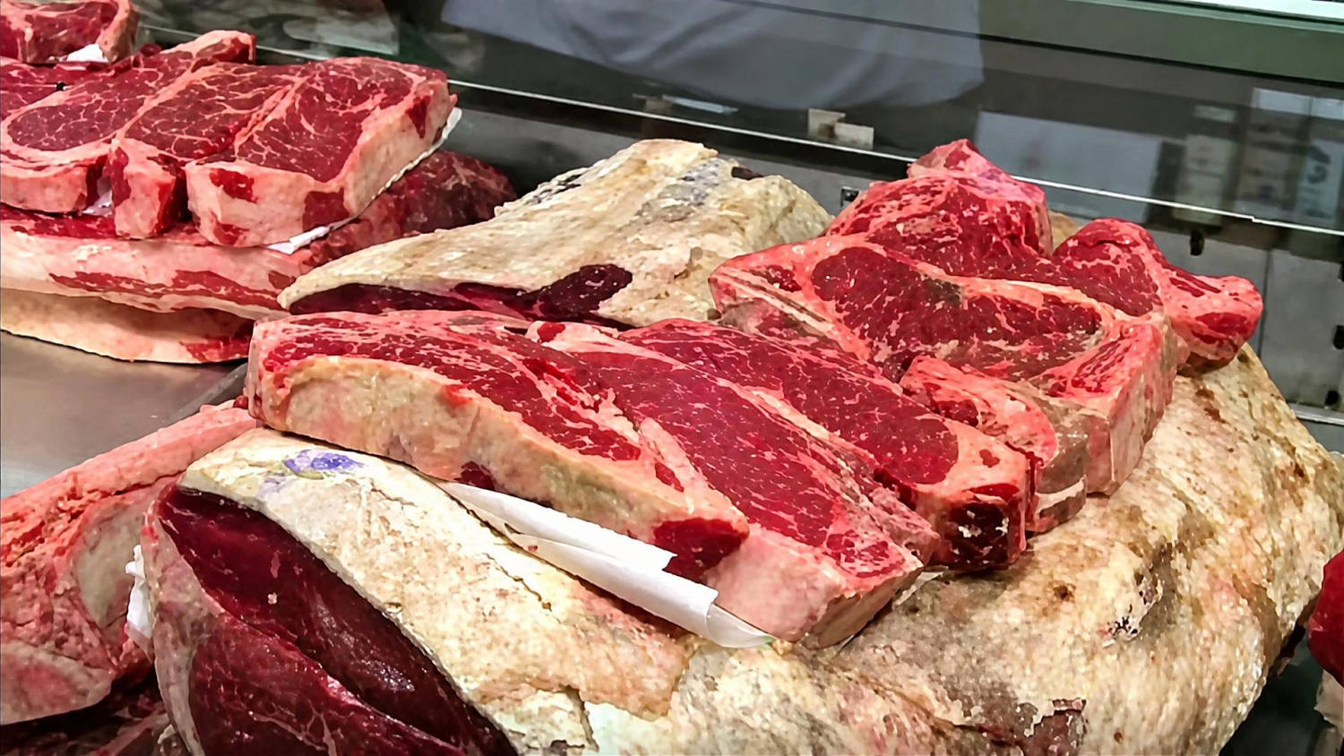 Retiran del mercado más de 160,000 libras de carne por llevar sellos de inspección falsos del USDA