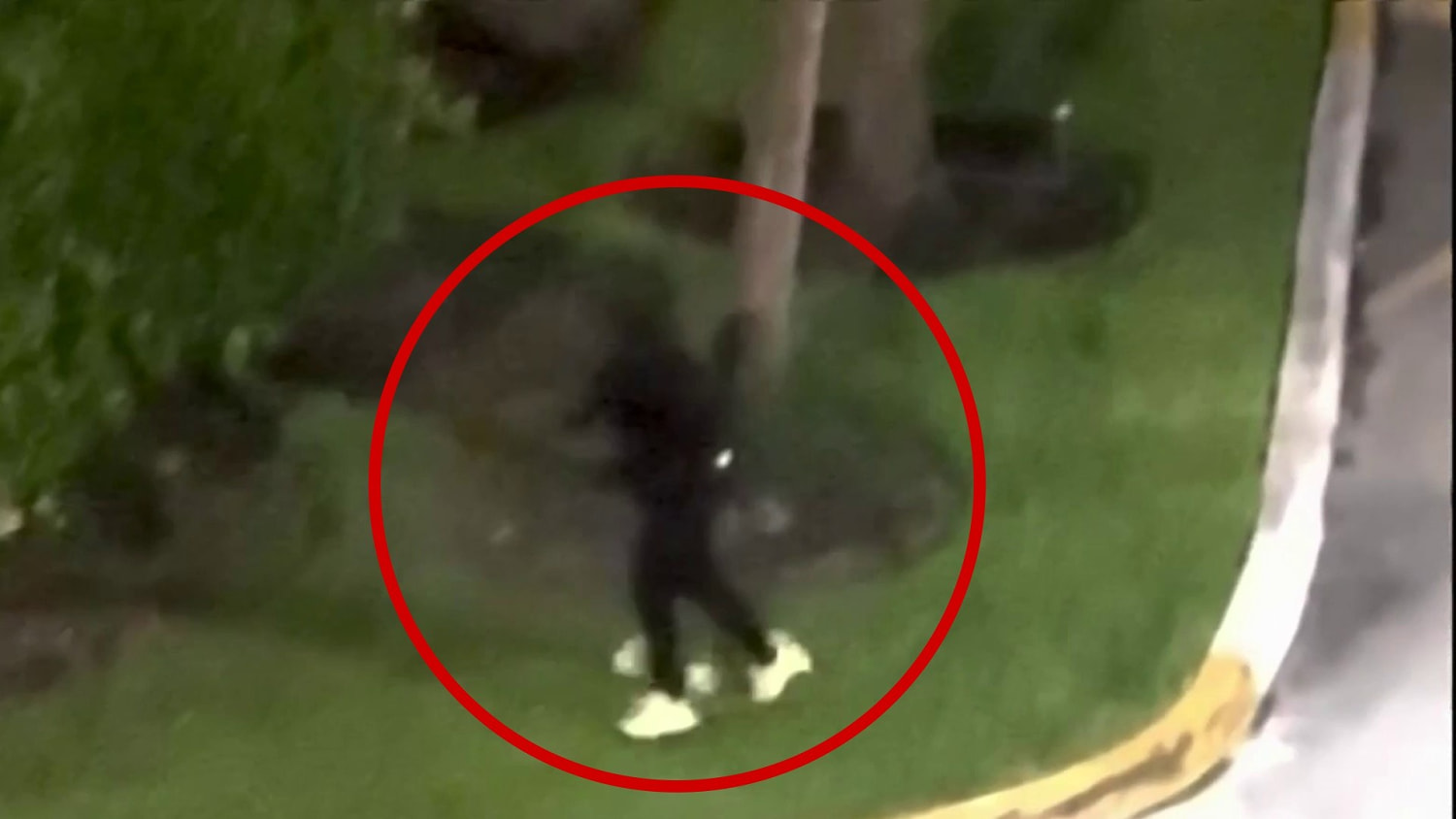 Un vecino grabó cómo dos personas saltaron por una ventana para huir tras un tiroteo en North Miami