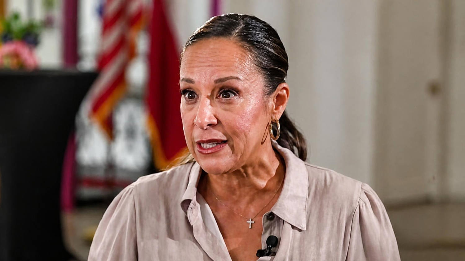 "No deberíamos perseguir a familias trabajadoras", dice la congresista republicana Monica de la Cruz