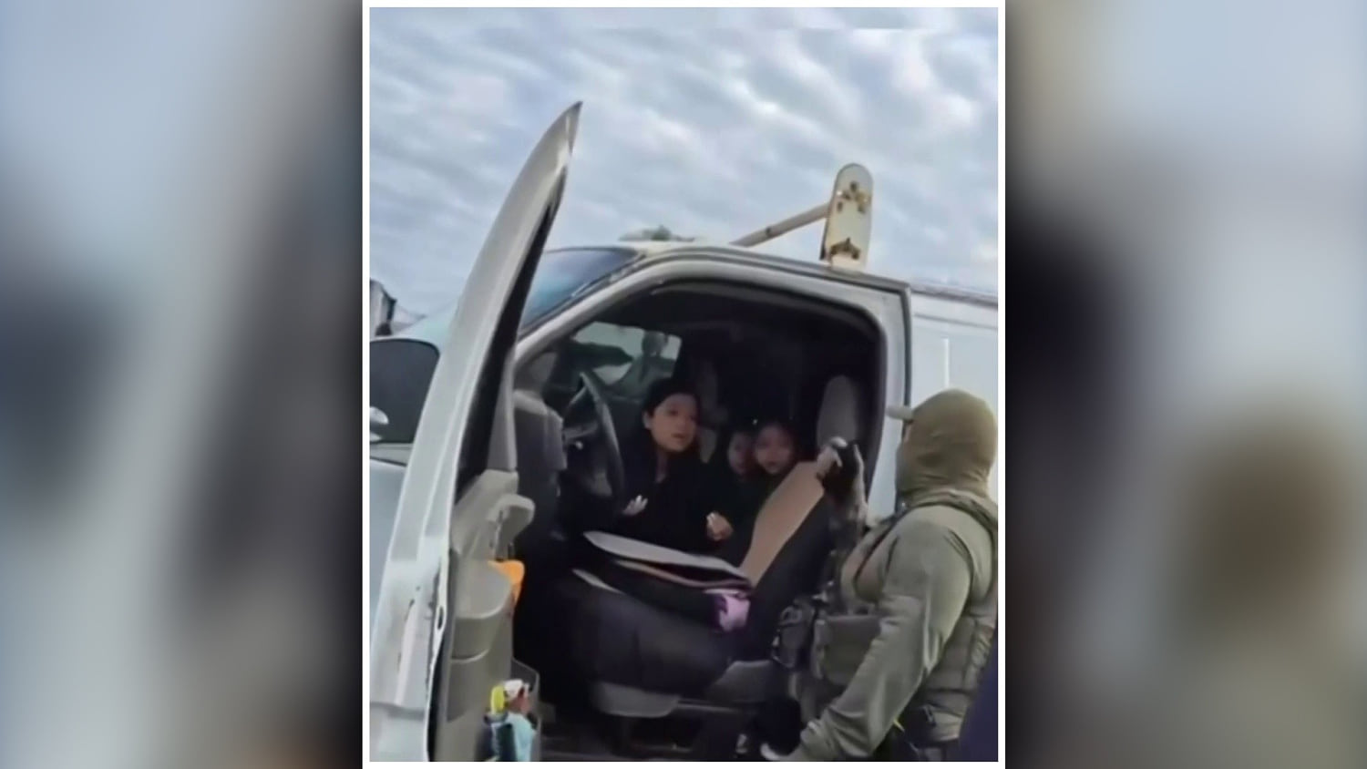 Agentes migratorios enmascarados rodean a una madre y sus hijas dentro de una van en California