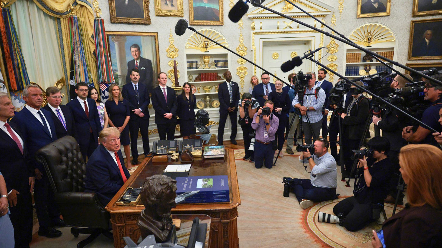 La batalla de Trump contra varios medios da un giro mientras se desarrolla la visita de Xi Jinping