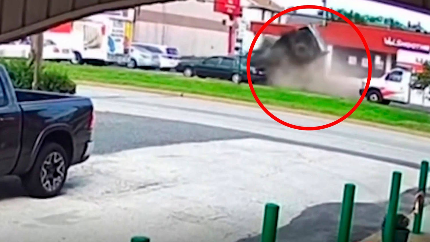Vea cómo una camioneta se estrelló contra varios autos detenidos en un cruce en Pennsylvania