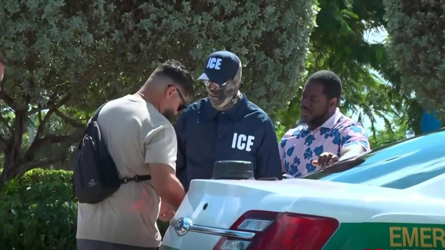 Detienen en un centro de votación de Miami a un hombre que usaba ropa con las siglas de ICE