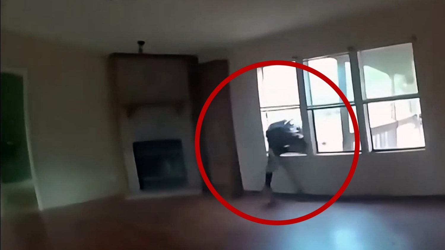 En video: Un hombre salta por la ventana de una casa para que la policía no lo atrape