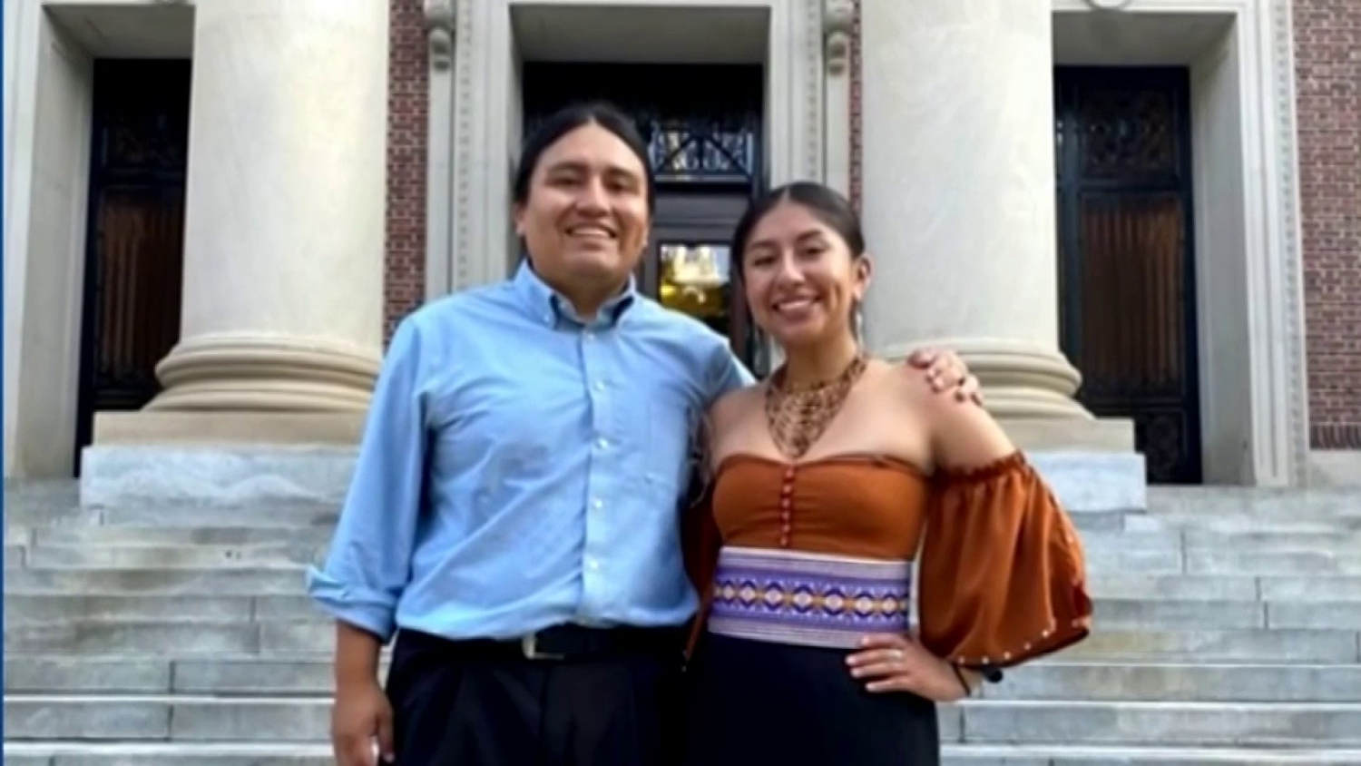Dos ecuatorianos hacen historia como los primeros indígenas kichwa saraguros en graduarse de Harvard