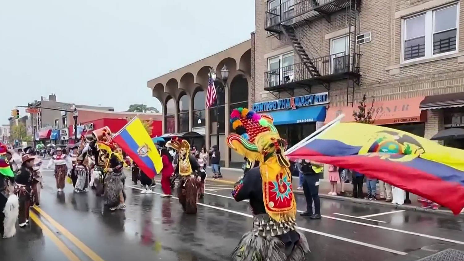 Celebran con carrozas, música y baile la edición 51 del desfile hispano en Nueva Jersey