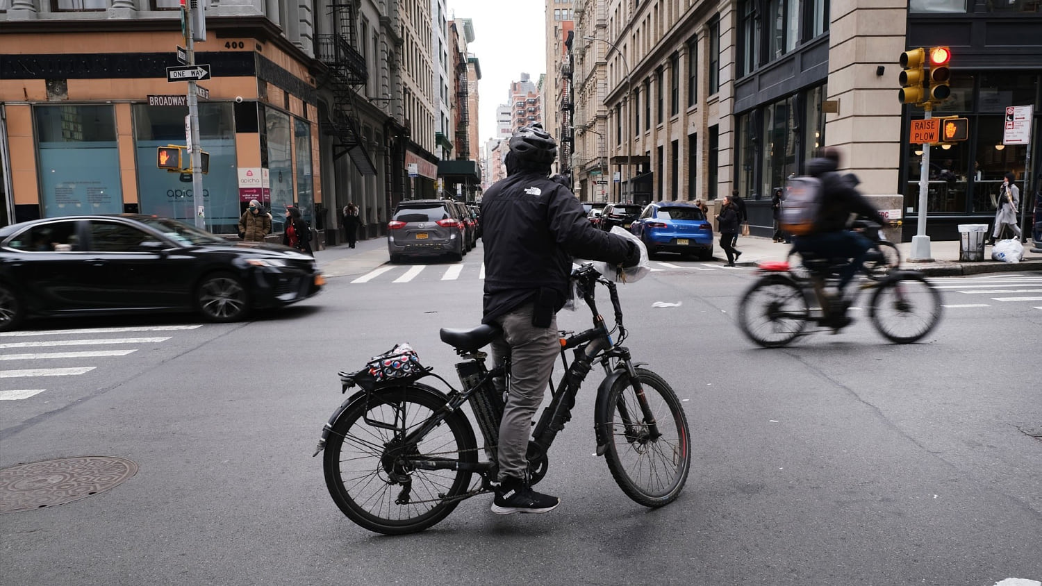 Debaten en Nueva York regulaciones para las e-bikes y scooters