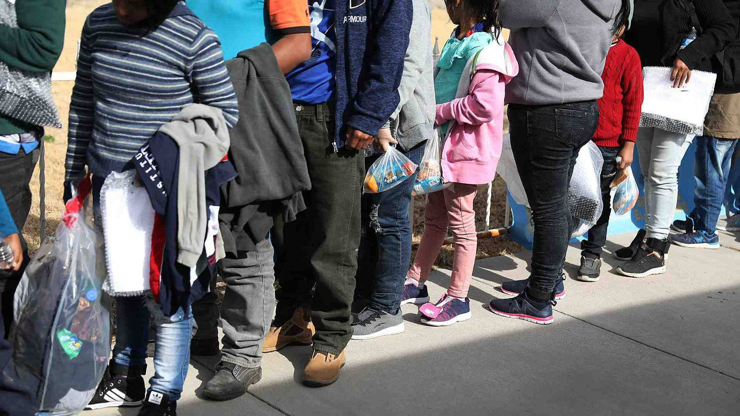 Una investigación revela que niños inmigrantes están retenidos en hoteles bajo vigilancia constante