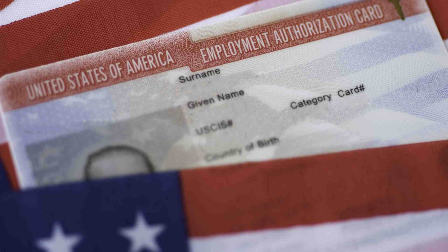 Renovar el permiso de trabajo ya no garantiza que ciertos inmigrantes puedan mantener su empleo