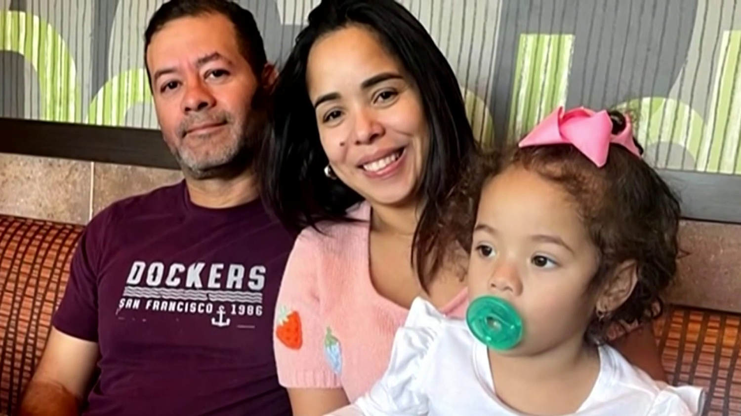 La esposa de un inmigrante venezolano detenido hace ocho meses pide que lo deporten