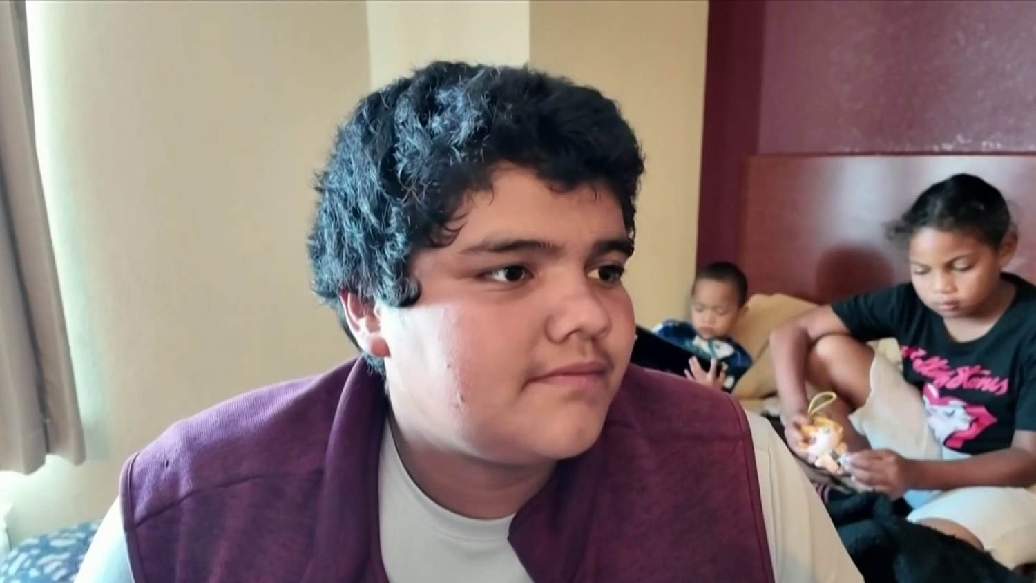 Este niño lava parabrisas para pagarle un hotel a su familia luego de que su mamá fue deportada