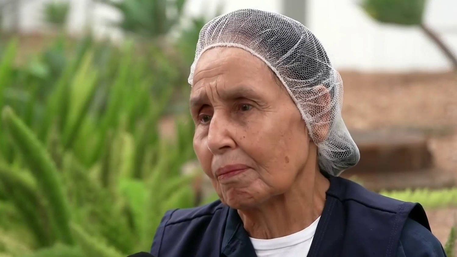 Esta mujer de 83 años sigue trabajando en Los Ángeles porque el dinero no le alcanza