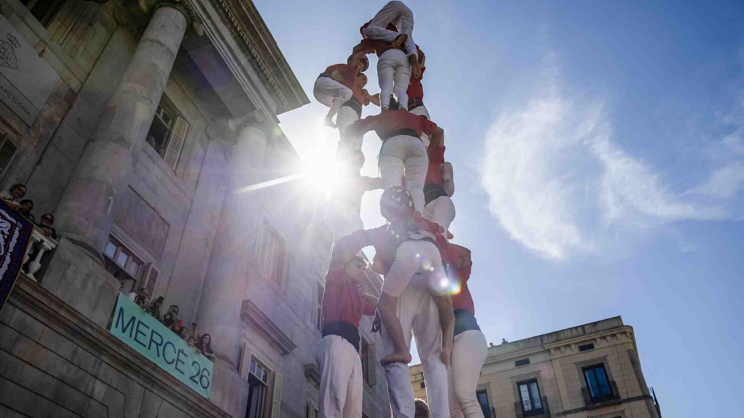 En España cientos de personas admiran las tradicionales torres humanas catalanas