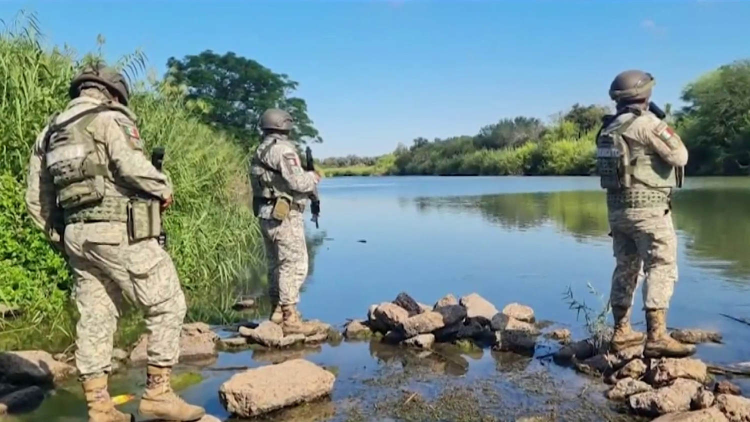 México despliega militares en la frontera; Sheinbaum dice que no hay evidencia de los disparos