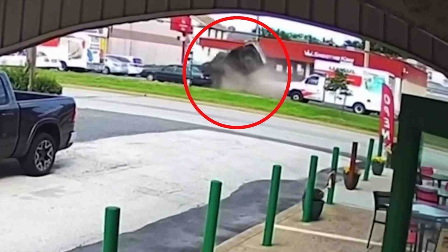 Vea cómo una camioneta se vuelca y se desliza entre el tráfico hasta chocar contra 12 vehículos