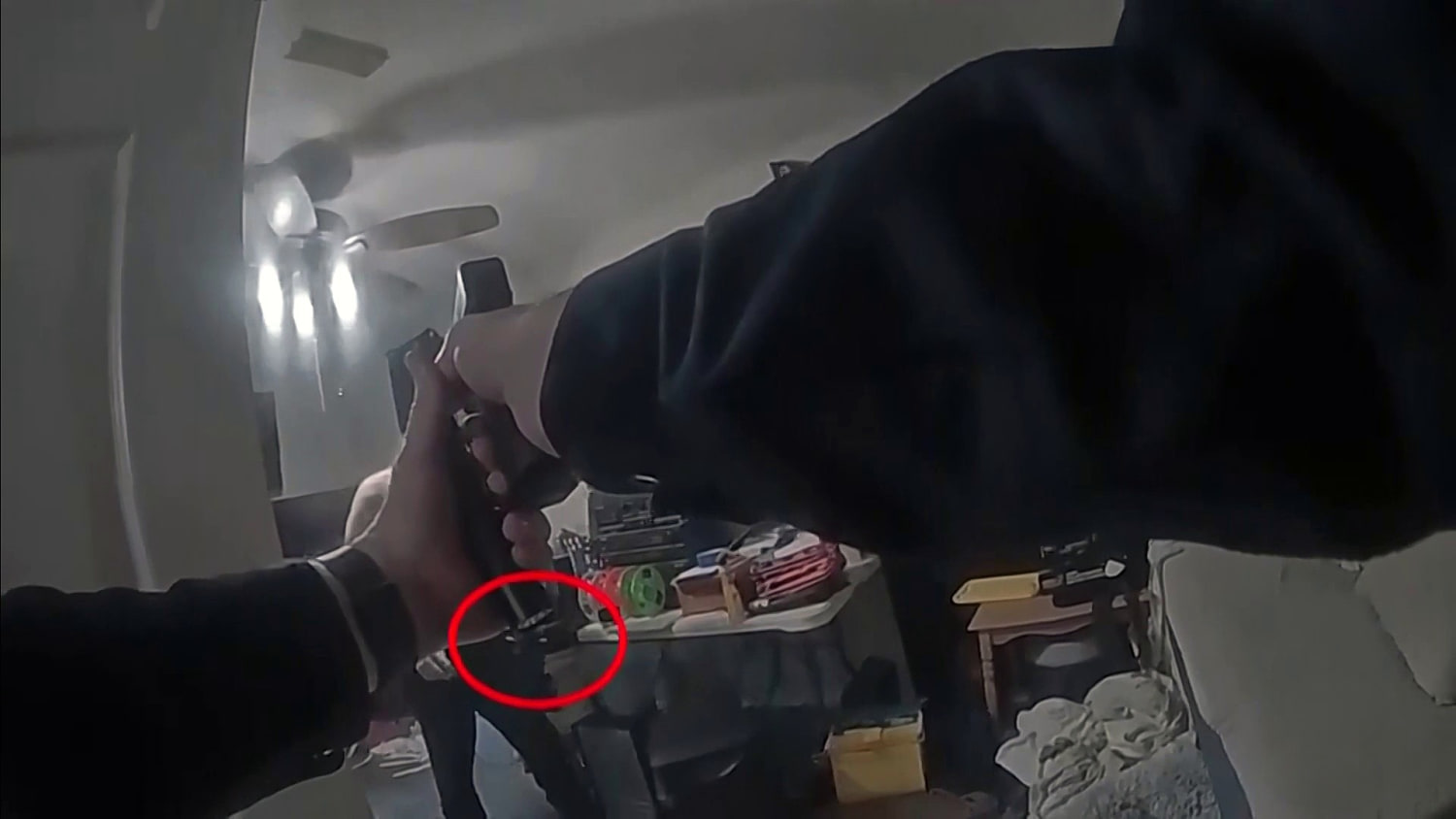 Vea cómo un policía le dispara a un hombre que presuntamente intentó atacarlo en Arlington, Texas