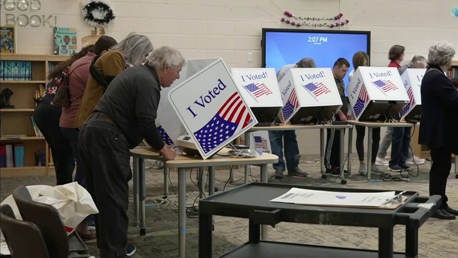 Un tercio de los votantes latinos respalda a los republicanos para el Congreso, según una encuesta