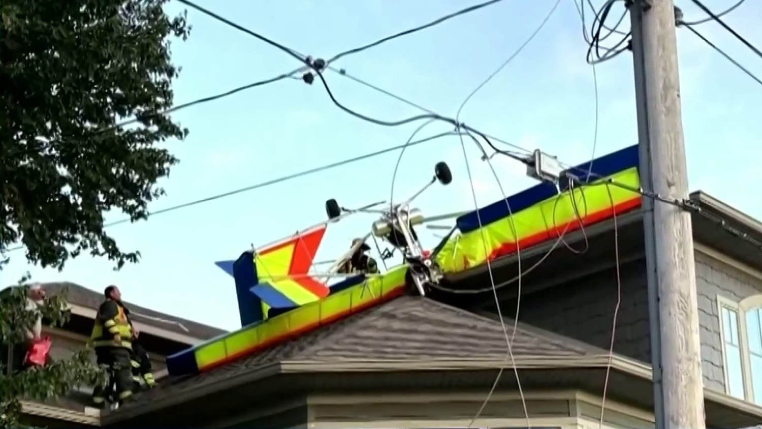 Un piloto resulta herido tras estrellar su aeronave ultraligera contra el techo de una casa en Iowa