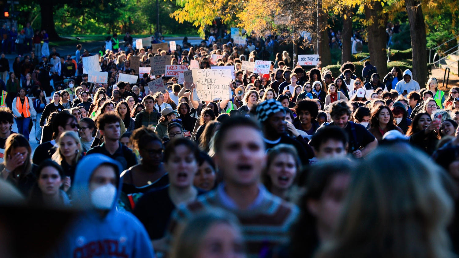 Comunidad universitaria de Cornell expresa su molestia por la presunta violación grupal a una joven
